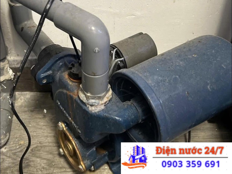  Thợ sửa máy bơm tăng áp gia đình, giá bao nhiêu?
