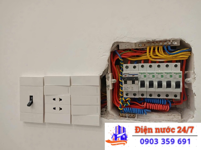 thay thế ổ cắm điện gia đình bị chập cháy, có lửa