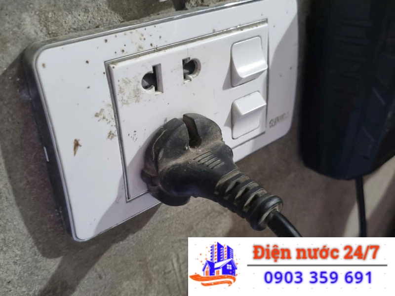  Sửa ổ cắm điện tại Hóc Môn bị rò điện. Gía bao nhiêu tiền?