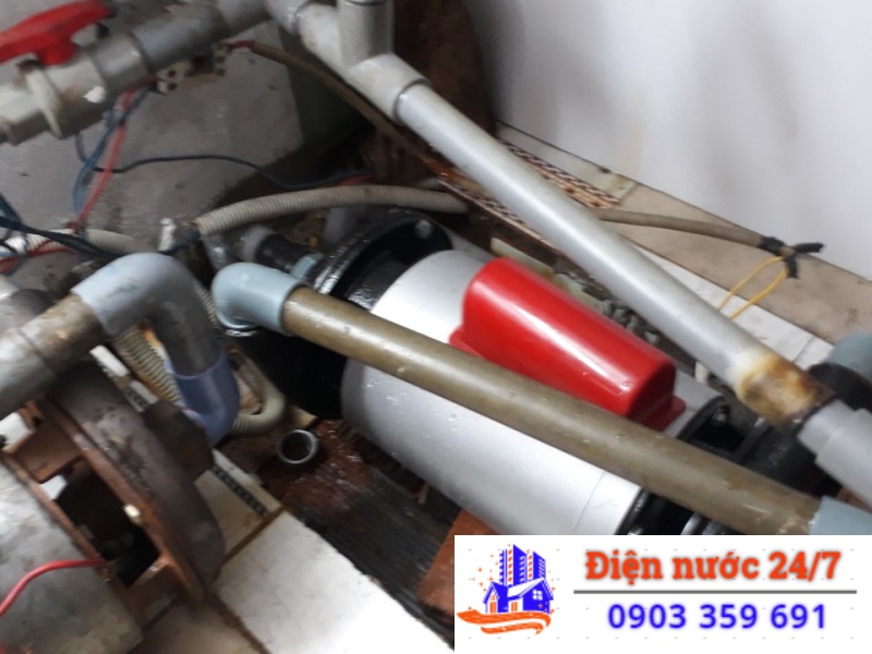 Sửa máy bơm nước giếng khoan bị nóng đầu bơm, hư bạc đạn, mục cốt.