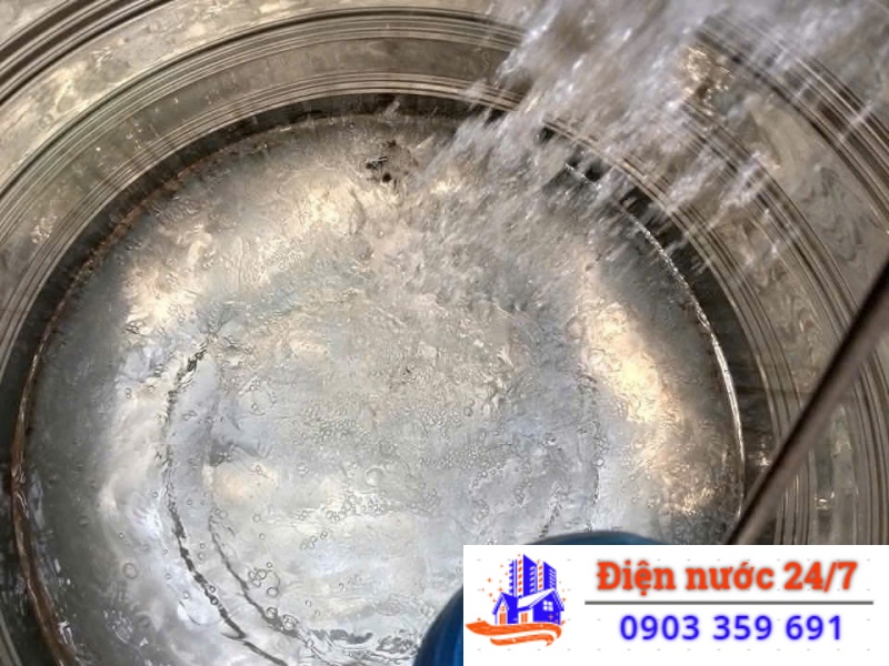 kiểm tra và xúc rửa, vệ sinh bồn nước cần thận, nhiều lần