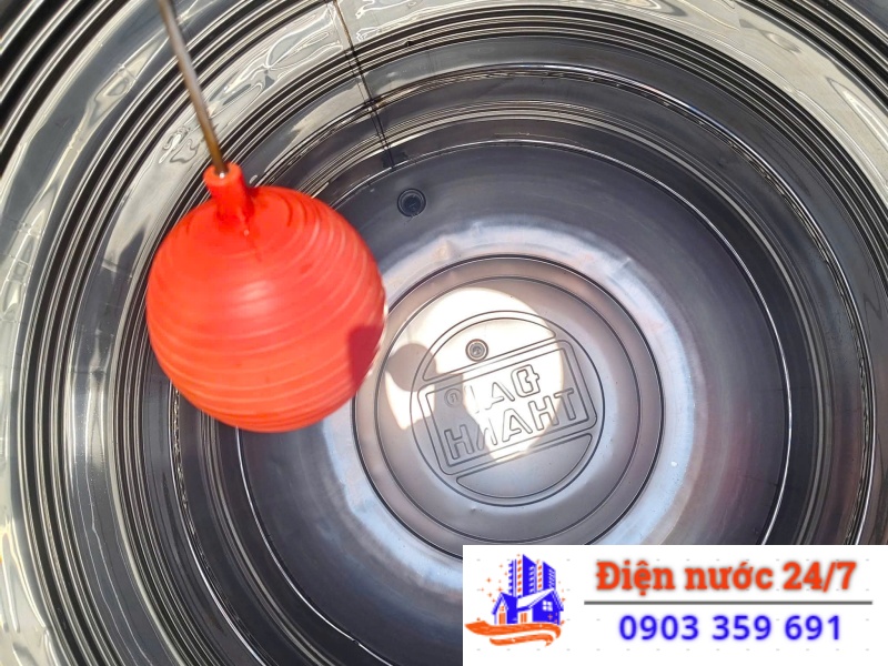 thợ tiến hành lắp đặt phao bồn nước kỹ càng