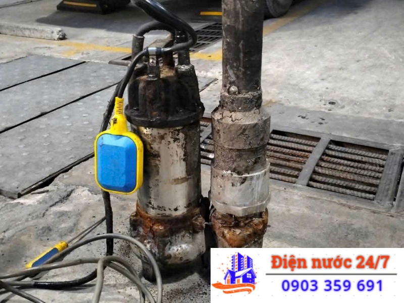 Cần sửa máy bơm nước chìm tại quận Tân Phú, có bảo hành không?