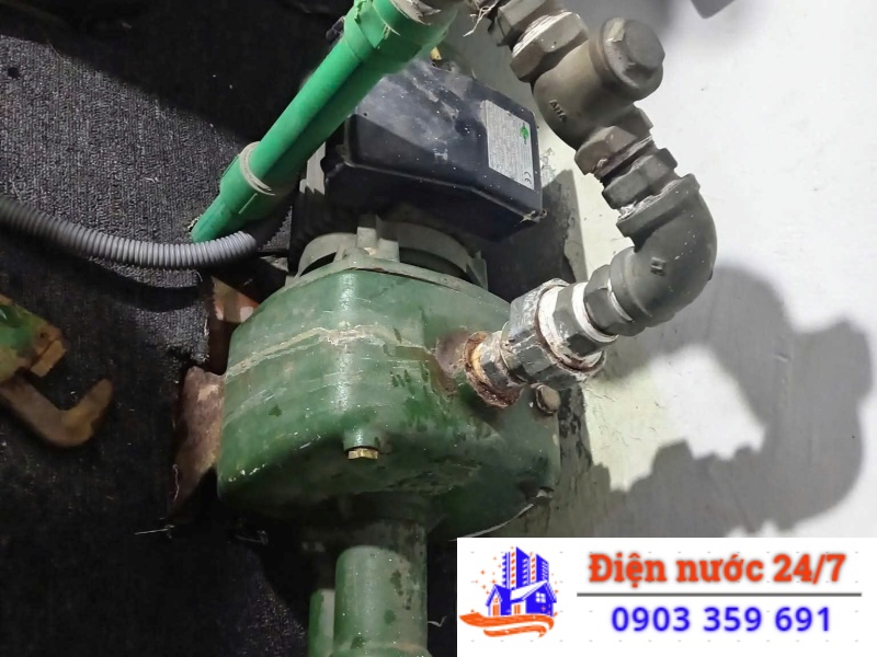 Sửa máy bơm nước giếng khoan không lên nước.