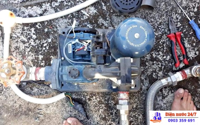 sửa máy bơm nước bị rò rỉ tại nhà