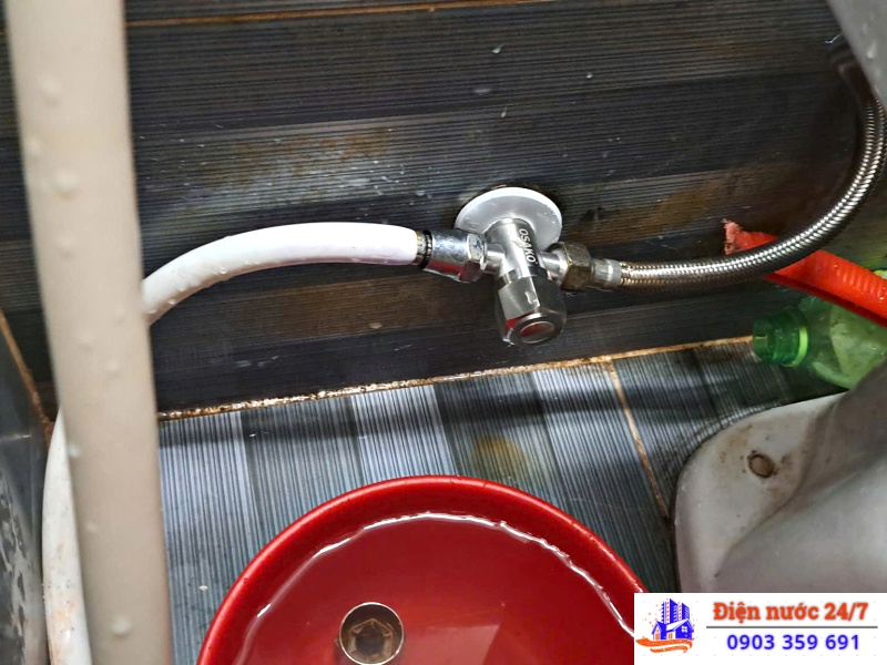 Thợ sửa dây cáp vòi nước bị rò rỉ, đứt, rỉ sét tận nhà giá rẻ - uy tín