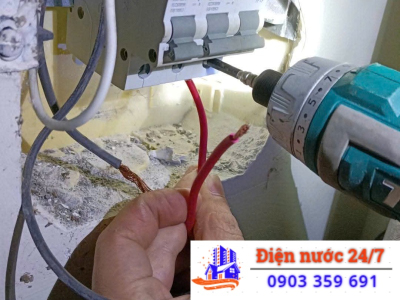 Đội thợ lắp đặt điện chuyên nghiệp 