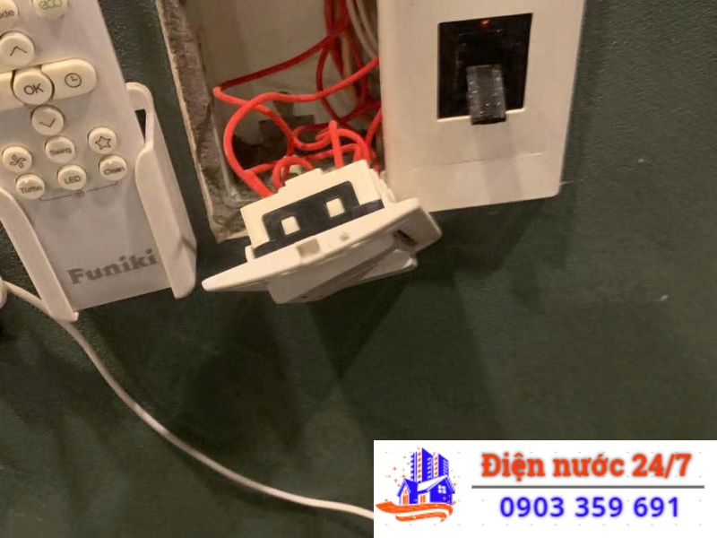 Dịch Vụ Lắp Đặt, Thay, Sửa Ổ Cắm Điện Tại Nhà Quận 4 – THỢ GIỎI, TẬN TÂM 24/7