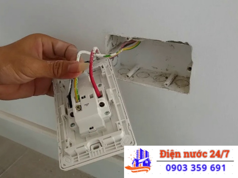 Sửa ổ cắm điện bị rơi ra khỏi tường, giá bao nhiêu?