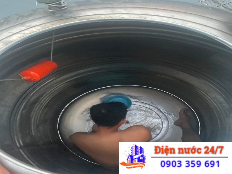 Gọi thợ vệ sinh bồn nước tại Mr Nhựt đến nhanh, thực hiện vệ sinh, xúc rửa bồn nước kỹ càng và tỉ mỉ
