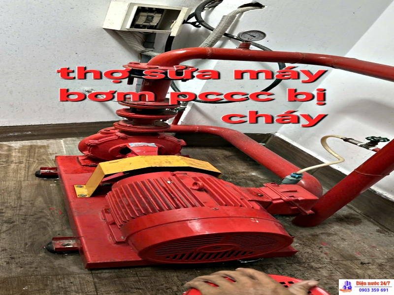 Thợ sửa, quấn máy bơm cứu hoả bị cháy