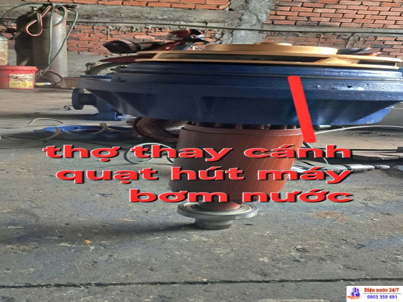 Thợ thay cánh quạt máy bơm nước