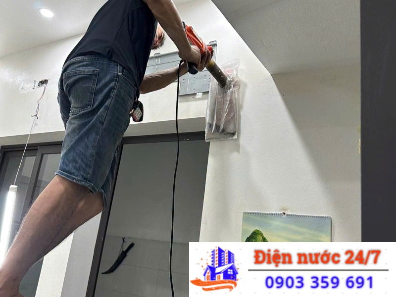 Thợ tiến hành đục tường, thay thế & đi lại đường dây điện mới chuyên nghiệp,