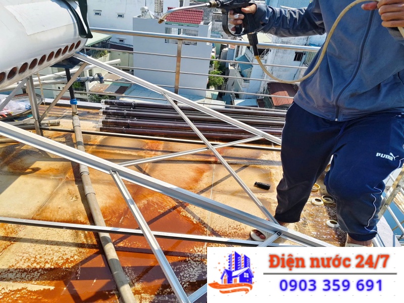  Xúc rửa, vệ sinh đường ống bồn nước bị tắc nghẽn, đóng cận bẩn