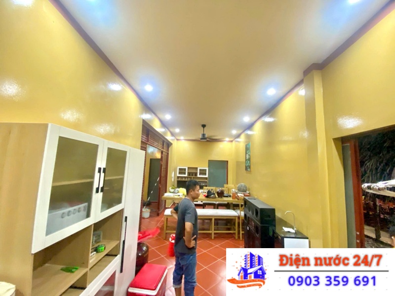 lắp đặt bóng đèn trang trí cho quán cafe